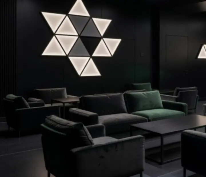 Ciemna lounge'owa strefa w Kravinoravia z neonowym, zielonym światłem i stolikami